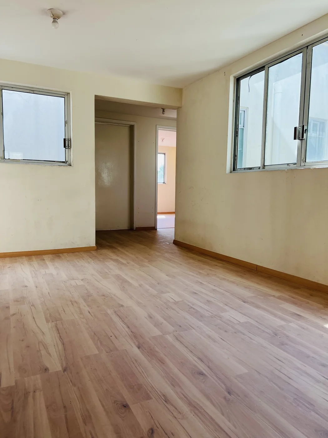 Piso laminado instalado en una sala con luz natural