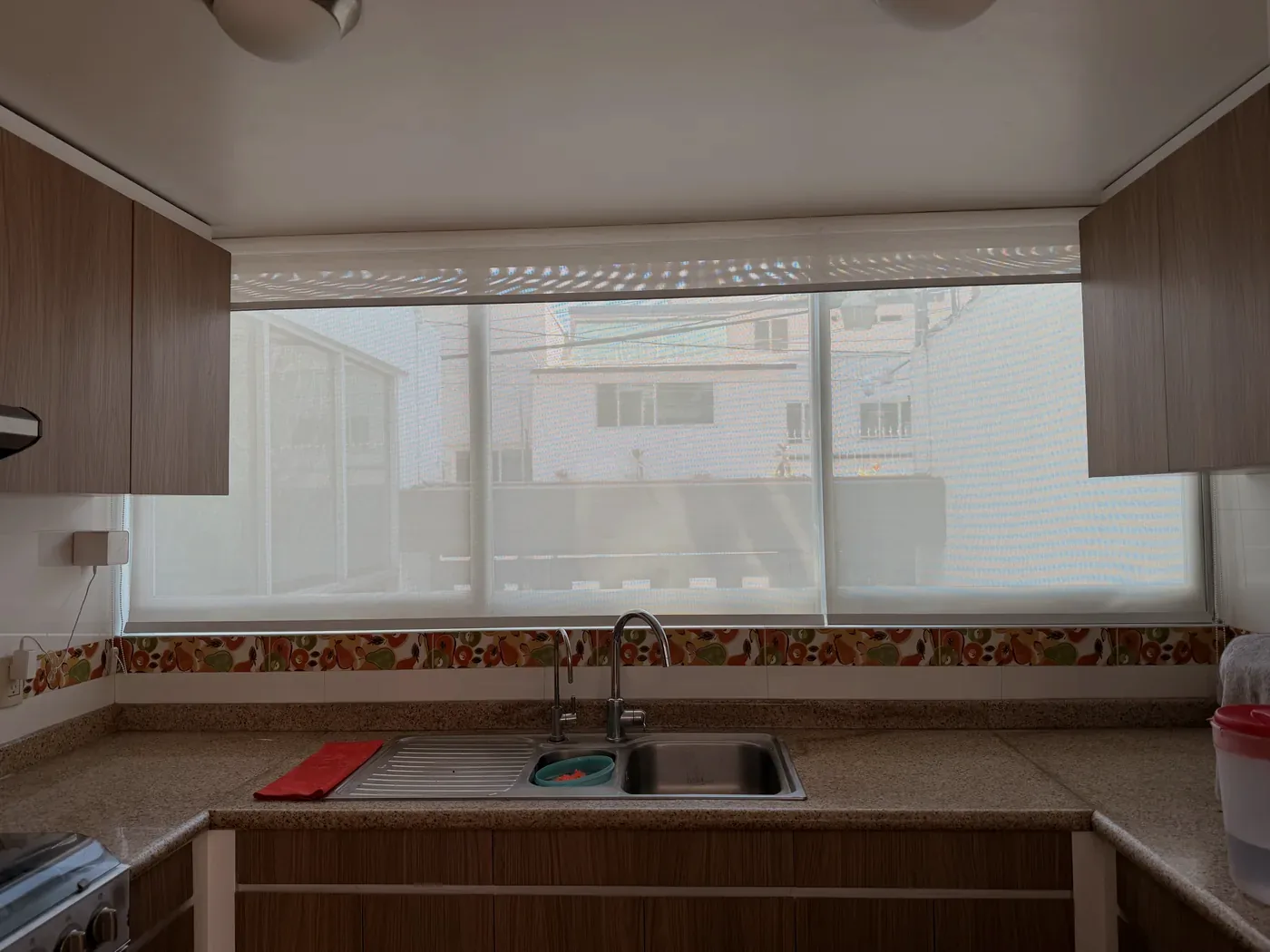 Cocina con persiana Screen sobre el fregadero