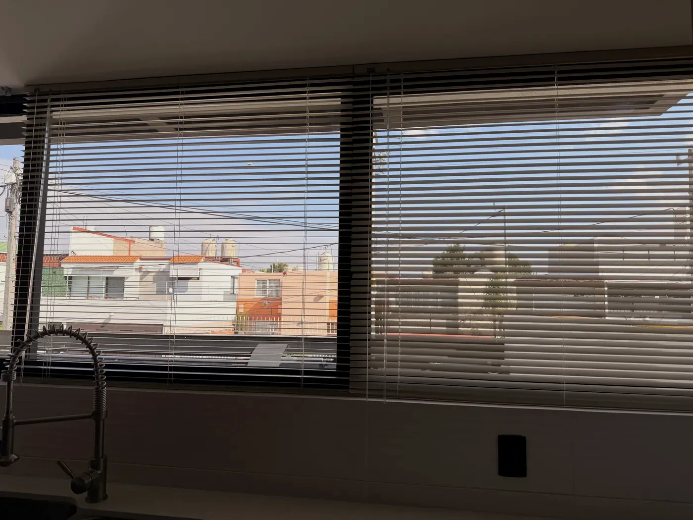 Persiana de aluminio en una cocina con vista a la calle