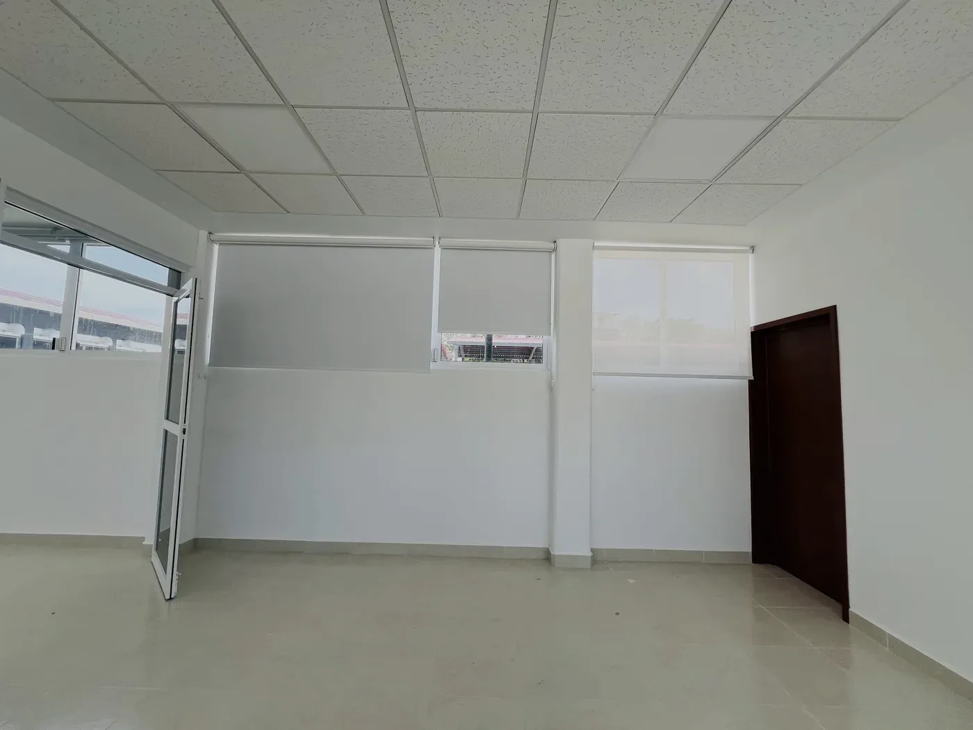 Local comercial con filtro ligero sobre cortina de cristal